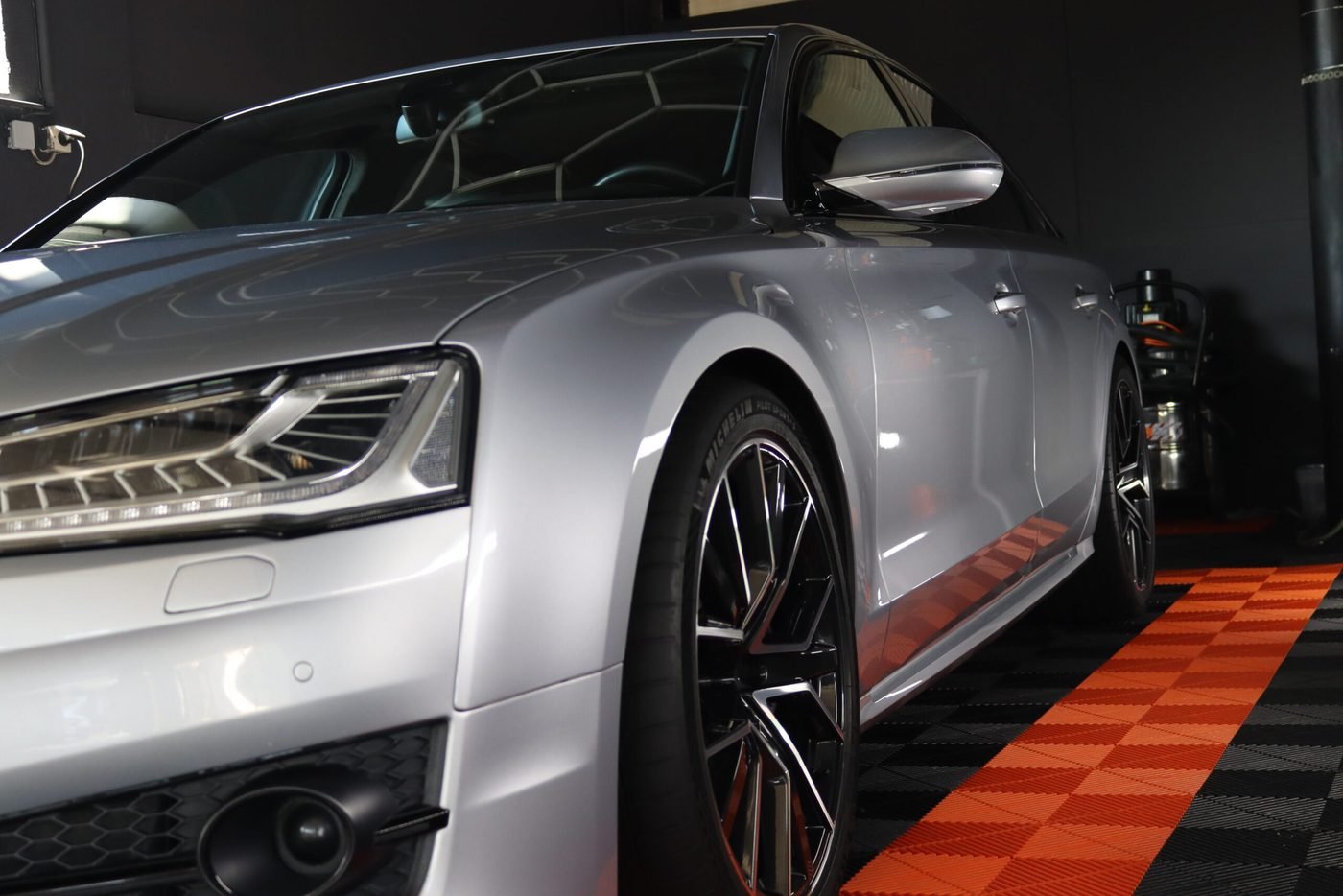 Silberne Limousine im Studio von Mad Cat Detailing